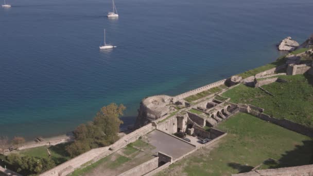 Corfu Greece Oktober 2022 Båtar Som Seglar Genom Skyddande Väggar — Stockvideo