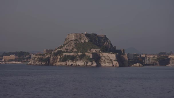 Widok Morze Żeglarstwo Przez Zabytkową Wenecką Fortecę Zbudowaną Sztucznej Wysepce — Wideo stockowe