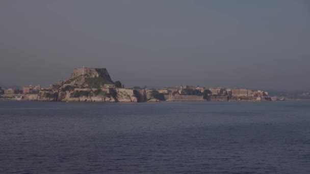 Výhled Moře Plachtění Historické Benátské Pevnosti Postavené Umělém Ostrůvku Korfu — Stock video