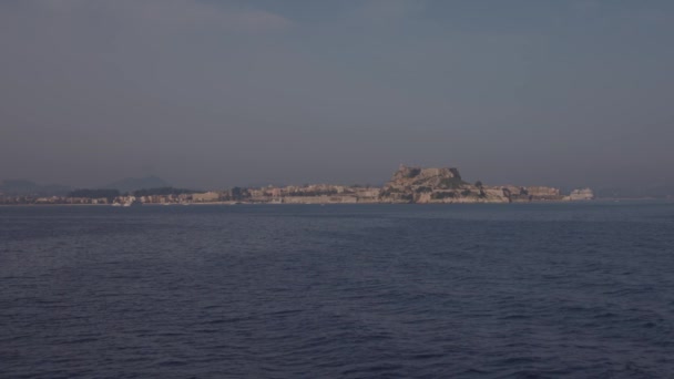 Havsutsikt Över Segling Vid Den Historiska Venetianska Fästningen Byggd Konstgjord — Stockvideo