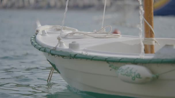Medveja Kroatien 2021 Liten Båt Ankrad Gungande Havsytan Vid Istriens — Stockvideo