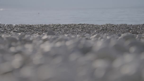 在克罗地亚Lovran老城附近的Istrian海滩平静的海面上 从海里发出的沙沙声变成了卵石声 慢动作视频 — 图库视频影像