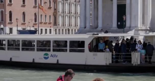 Venice Itália Abril 2023 Gôndola Passa Barco Frente Banca Monte — Vídeo de Stock