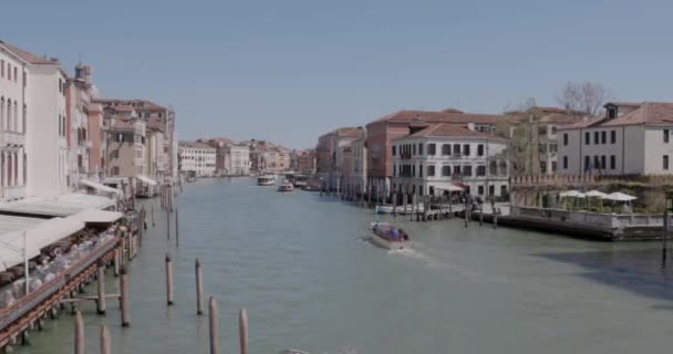 Venedig Italien April 2023 Boote Passieren Den Canal Grande Von — Stockvideo