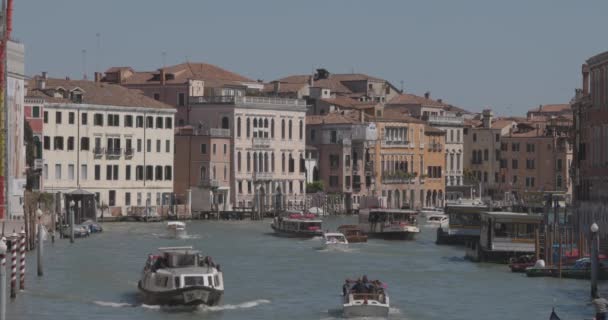 Venezia Italia Aprile 2023 Barche Che Attraversano Canal Grande Vista — Video Stock