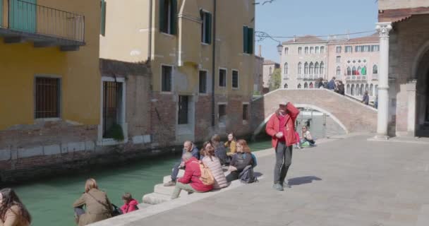 Веніс Італія Квітня 2023 Туристи Чекають Транспорт Пірсі Меркато Ріальто — стокове відео