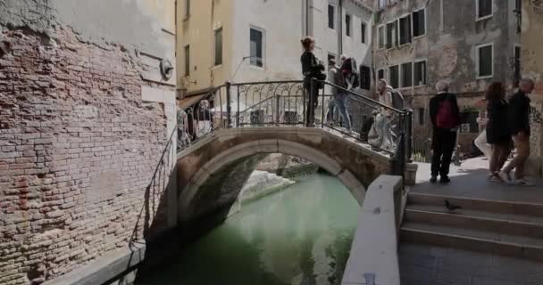 Βενετια Ιταλια Απριλιου 2023 Πεζοί Που Περπατούν Στα Στενά Δρομάκια — Αρχείο Βίντεο
