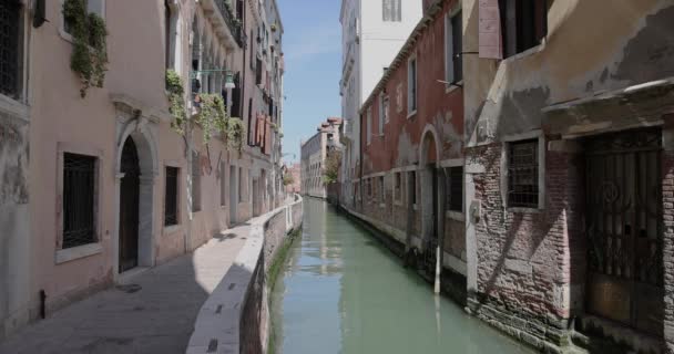 Venice Itália Abril 2023 Estreito Canal Marítimo Romântico Desolado Reflexo — Vídeo de Stock