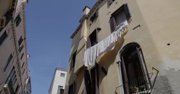Venice Itália Abril 2023 Lavandaria Livre Sol Vento Estreita Cena — Vídeo de Stock