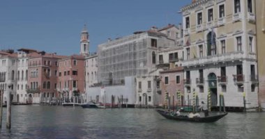 VENICE, İtalya - 10 Nisan 2023 Campo de la Pescaria 'dan görülen Büyük Kanalı geçen Gondol. Yavaş çekim videosu.