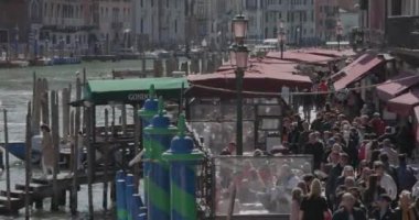 VENICE, İtalya - 11 Nisan 2023: Rialto Köprüsü 'nden Grand Canal manzarasının önünden geçen insanlar.