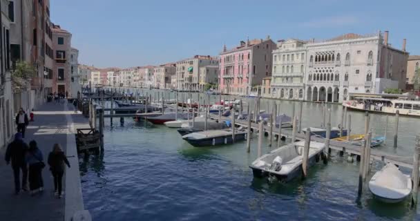Venice Itália Abril 2023 Turistas Caminhando Pelo Grande Canal Pequeno — Vídeo de Stock