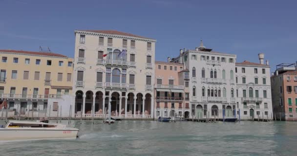 Venecia Italia Abril 2023 Pequeño Barco Pasando Por Gran Canal — Vídeos de Stock