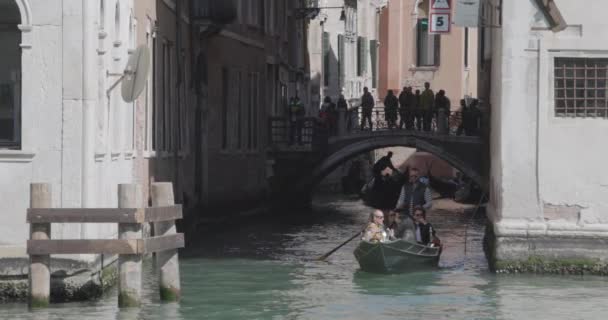 Wencja Włochy Kwiecień 2023 Gondola Przechodząca Przez Mały Kanał Pod — Wideo stockowe