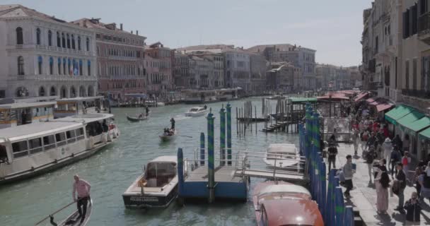 Venice Olaszország Április 2023 Csónakok Halad Grand Canal Emberek Sétáló — Stock videók