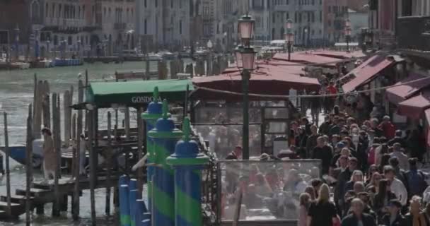 Веница Италия Апреля 2023 Года Люди Проходящие Мимо Большого Канала — стоковое видео