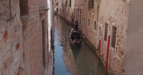 Venice Talya Nisan 2023 Pembe Duvarlı Tarihi Binaların Yanından Geçen — Stok video