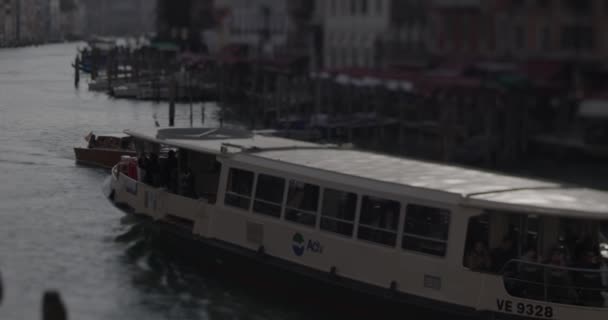 Веница Италия Апреля 2023 Года Вапоретто Лодки Проходящие Через Гранд — стоковое видео