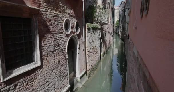 Wąski Kanał Morski Romantyczny Opuszczony Odbicie Ścian Powierzchni Wody Wenecji — Wideo stockowe