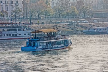 BUDAPEST, Macaristan - 11 Kasım 2018: Tuna Nehri 'nden geçen ve Margaret Adası' ndan geçen turist gemisi.