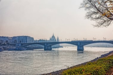 BUDAPEST, Macaristan - 11 Kasım 2018 Margaret Adası şehir parkındaki Tuna Nehri kıyısında sonbahar günü.