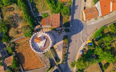 CRES, CROATIA - 25 Nisan 2020: Venedik Cumhuriyeti döneminden kalma şehir surlarının en yüksek noktasındaki taş savunma kulesinin hava görüntüsü.