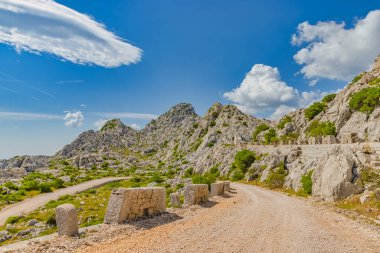 Hırvatistan 'da yazın Velebit Dağı' nda ünlü Majstorska cesta yolu.