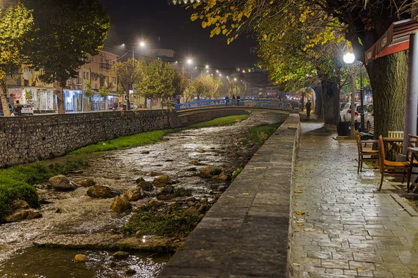 Prizren Κοσσυφοπεδιο Νοεμβριου 2022 Άνθρωποι Περπατούν Δίπλα Πεζογέφυρα Μπλε Φράχτη — Φωτογραφία Αρχείου