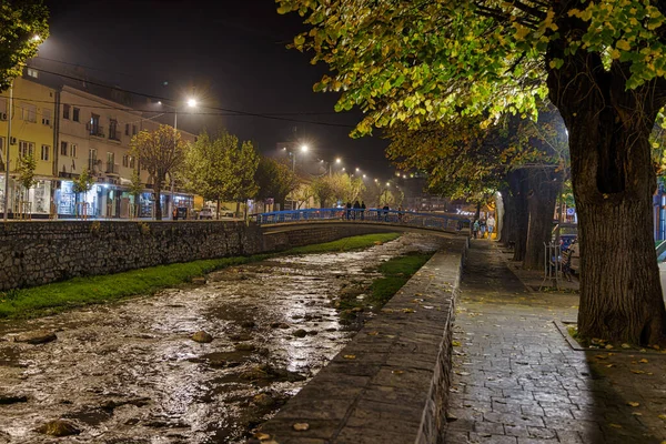 Prizren Kosovo Novembro 2022 Pessoas Caminhando Pela Ponte Pedonal Com — Fotografia de Stock