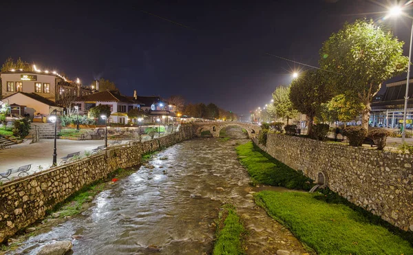 Prizren Kosovo Noiembrie 2022 Oameni Care Plimbă Podul Vechi Piatră — Fotografie, imagine de stoc