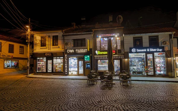 普里兹伦 科索沃 2022年11月12日 一个安静的夜晚 位于城市历史中心的一个有小咖啡馆和小商店的街道上 长期接触 — 图库照片