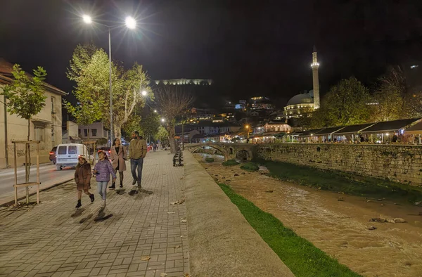 Prizren Kosowo Listopad 2022 Ludzie Przechodzący Przez Stary Kamienny Most — Zdjęcie stockowe