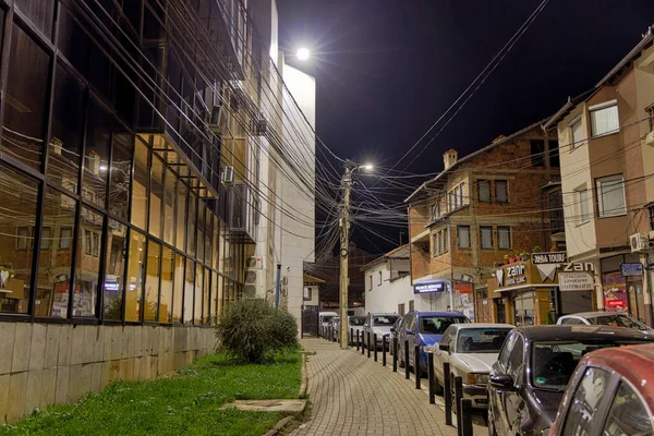 Prizren Kosovo 11月12 2022 寒い11月の夜に旧市街の新しい通りにワイヤの長方形の電柱 長時間露光 — ストック写真