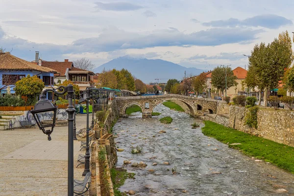 Prizren Kosovo November 2022 Spaziergänger Auf Der Alten Steinbrücke Über — Stockfoto