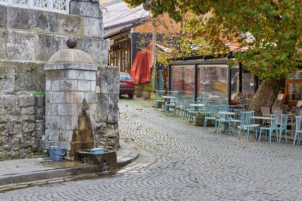 Kosovo Prizren Kosovo 2022年11月13日 歴史的中心街にあるオスマン シナン モスクの古い石の噴水 — ストック写真