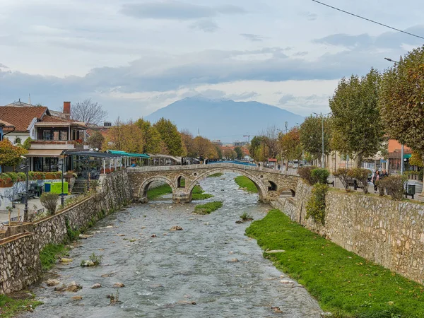 Prizren Kosowo Listopad 2022 Ludzie Spacerujący Starym Kamiennym Moście Nad — Zdjęcie stockowe