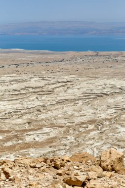 İsrail 'in güneyindeki Masada harabelerinin yürüyüş yolundan ölü deniz manzarası.