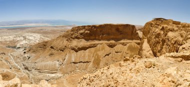 İsrail 'in güneyindeki Masada harabelerinden ölü deniz manzarası panoramik manzara.