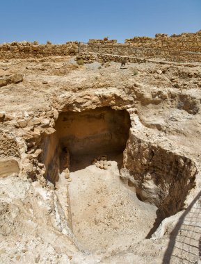 İsrail 'in güneyindeki antik kalenin Masada harabelerindeki sarnıç..