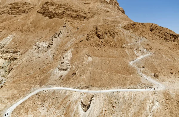 Turistas Ruta Senderismo Visitando Las Ruinas Masada Antigua Fortaleza Desierto — Foto de Stock