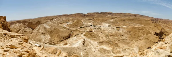 มมองภ ทะเลตายจากเส นทางป นเขาของซากปร Masada ในทะเลทรายอ สราเอลใต — ภาพถ่ายสต็อก
