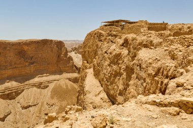 MASADA, ISRAEL - 21 Mayıs 2016: Güney İsrail çöllerindeki antik kalenin Masada kalıntılarını ziyaret eden turistler.