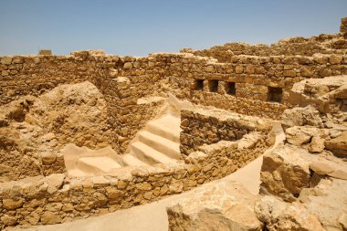 MASADA, ISRAEL - 21 Mayıs 2016: İsrail 'in güneyindeki antik kalenin Masada harabelerinde halka açık yüzme havuzu.