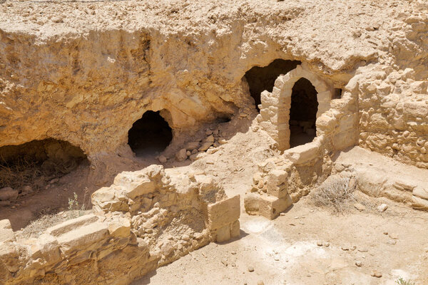 МАСАДА, ИЗРАИЛЬ - 21 мая 2016 года: Византийская жилая пещера часть руин Масада древней крепости в южной израильской пустыне Иудеи.