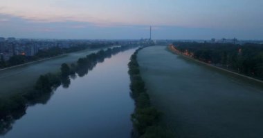 Sis kaplı Zagreb 'in büyüleyici manzarası, Sava nehrinin nazik kucaklaşması ve ruhani sabah ışığı huzurlu, büyüleyici bir atmosfer yaratıyor..