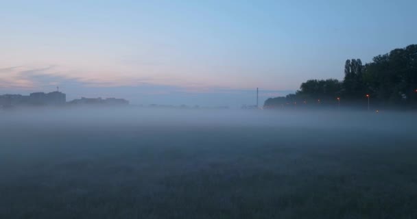サヴァ川の穏やかな抱擁と永遠の朝の光が静かで魅惑的な雰囲気を作り出す霧に覆われたザグレブの魅惑的な景色 — ストック動画