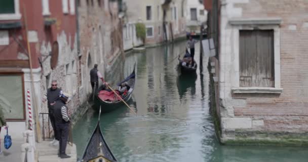 Venezia Italia Aprile 2023 Una Gondola Vela Getta Uno Stretto — Video Stock