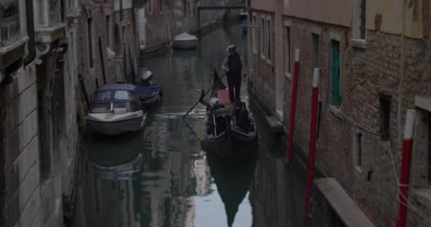 Venice Italië April 2023 Een Gondel Zeilen Smalle Kanaal Door — Stockvideo