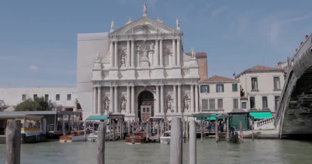 Вениция Италия Апреля 2023 Года Лодки Проходящие Каменным Арочным Мостом — стоковое видео