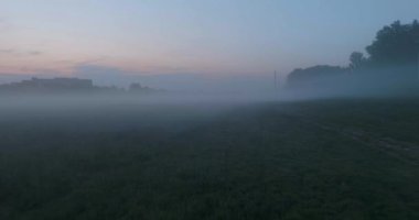 Sis kaplı Zagreb 'in büyüleyici manzarası, Sava nehrinin nazik kucaklaşması ve ruhani sabah ışığı huzurlu, büyüleyici bir atmosfer yaratıyor..